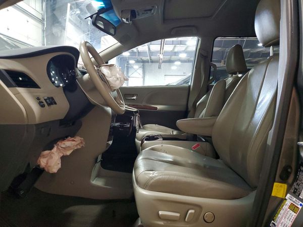 2012 TOYOTA SIENNA