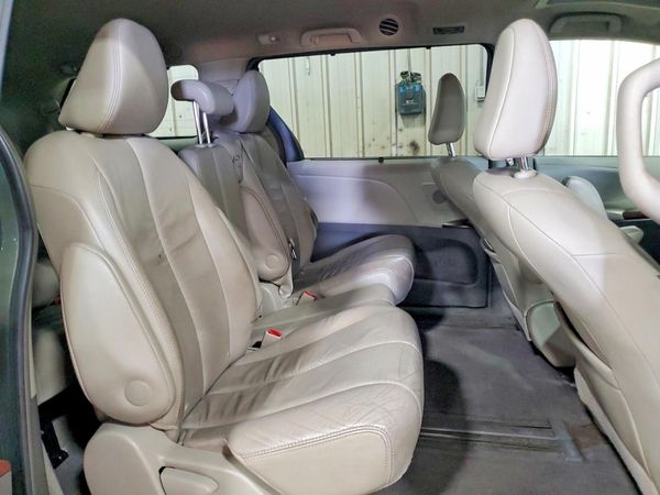 2012 TOYOTA SIENNA