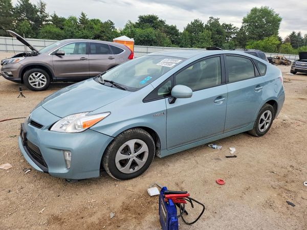 2014 TOYOTA PRIUS — Front 3/4
