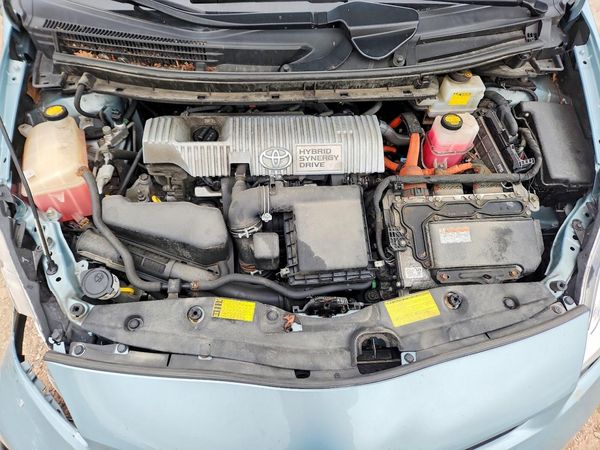 2014 TOYOTA PRIUS — Engine bay