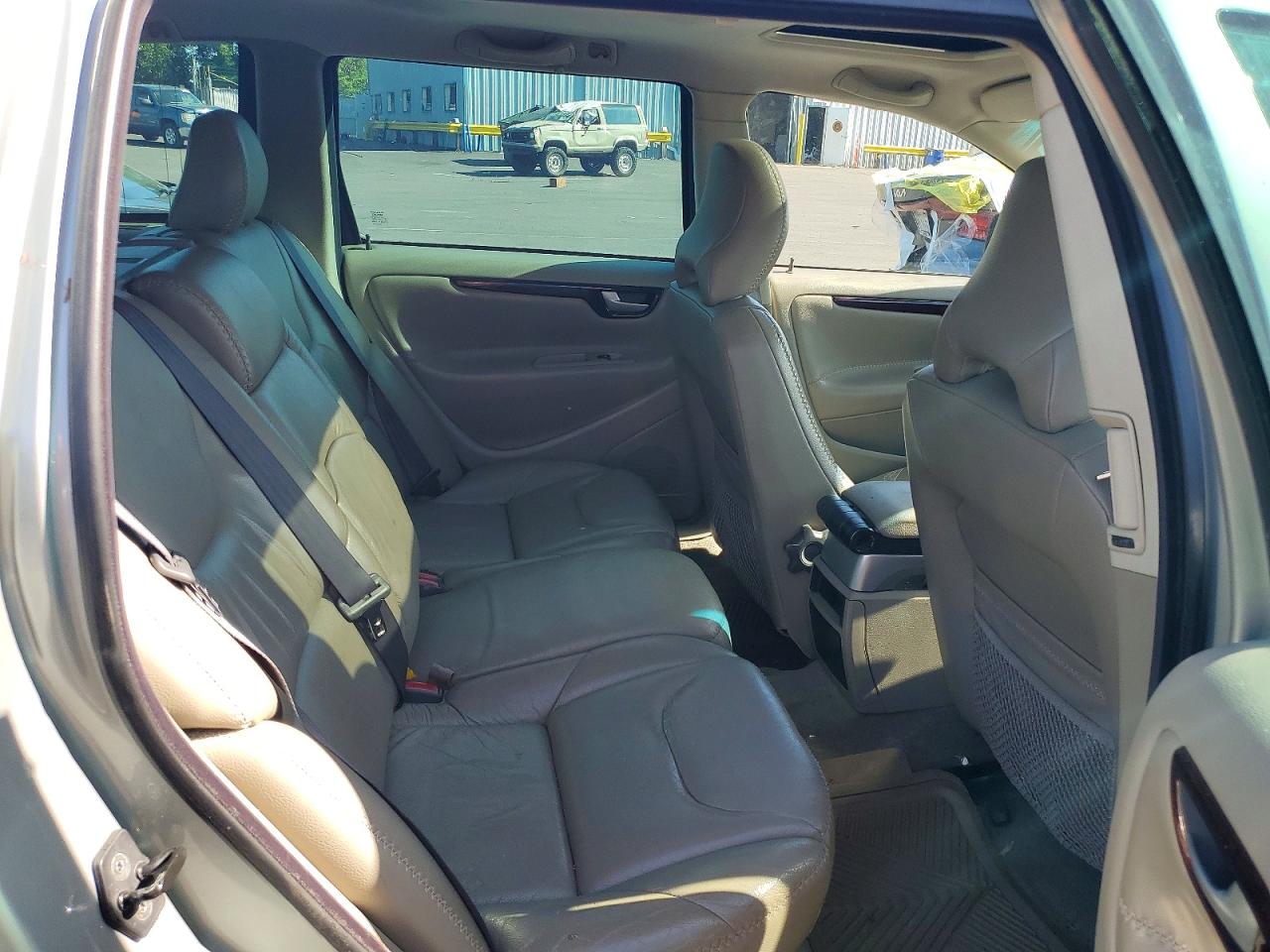 2004 VOLVO XC70