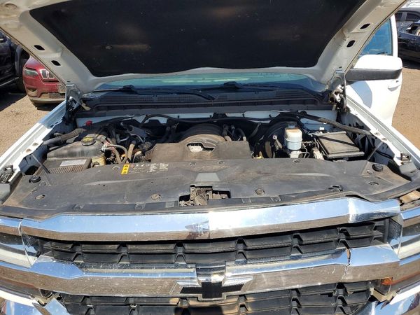 2018 CHEVROLET SILVERADO LT — Engine bay