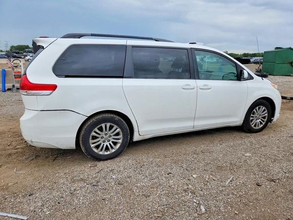 2013 TOYOTA SIENNA