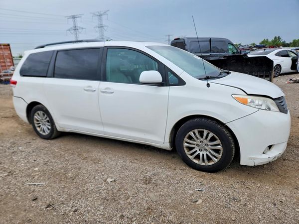 2013 TOYOTA SIENNA