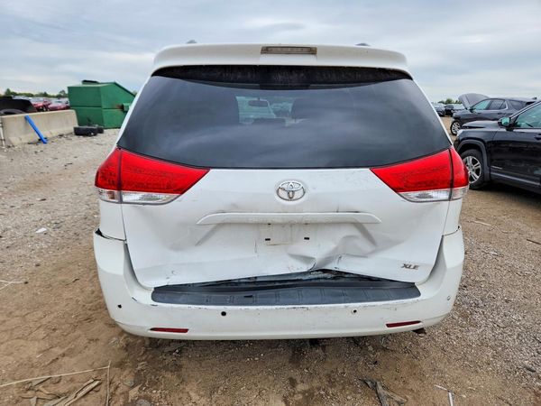 2013 TOYOTA SIENNA