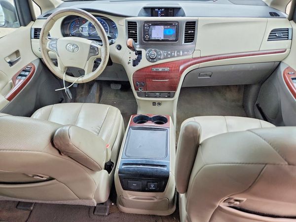 2013 TOYOTA SIENNA