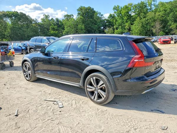 2025 VOLVO V60 CROSS COUNTRY Plus
