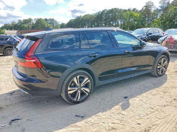 2025 VOLVO V60 CROSS COUNTRY Plus