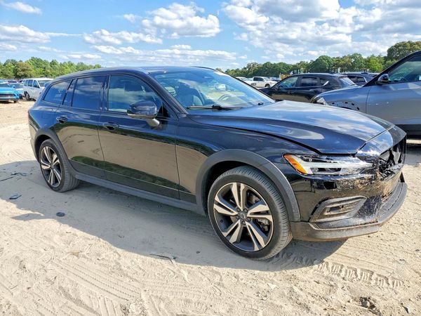2025 VOLVO V60 CROSS COUNTRY Plus