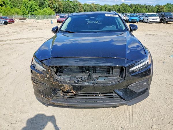 2025 VOLVO V60 CROSS COUNTRY Plus