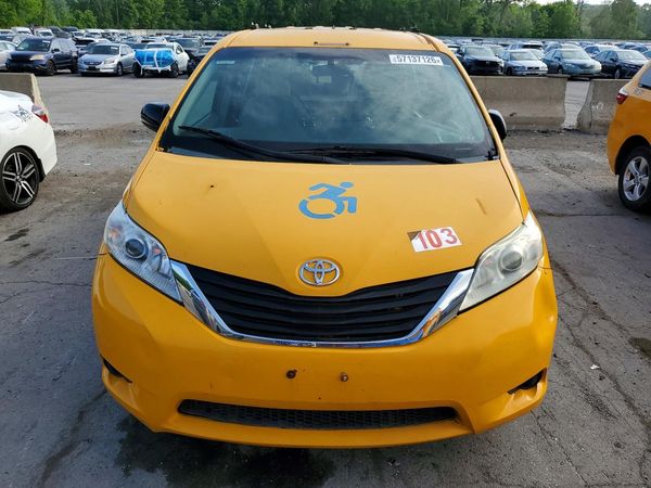 2016 TOYOTA SIENNA