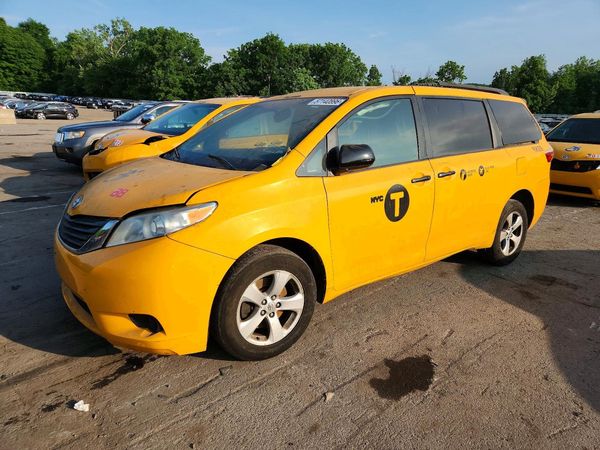 2017 TOYOTA SIENNA LE Mobility/LE — Front 3/4
