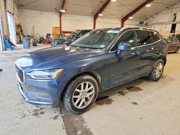 2019 VOLVO XC60 Momentum — Front 3/4