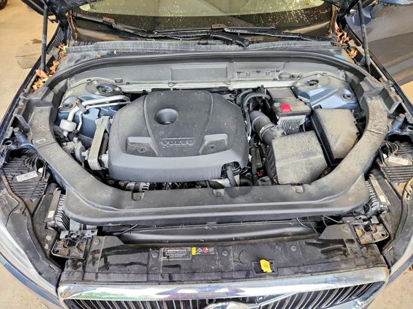 2019 VOLVO XC60 Momentum — Engine bay