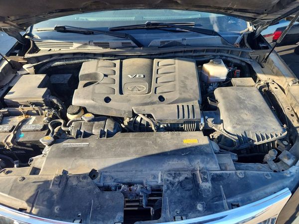 2014 INFINITI QX80 — Engine bay