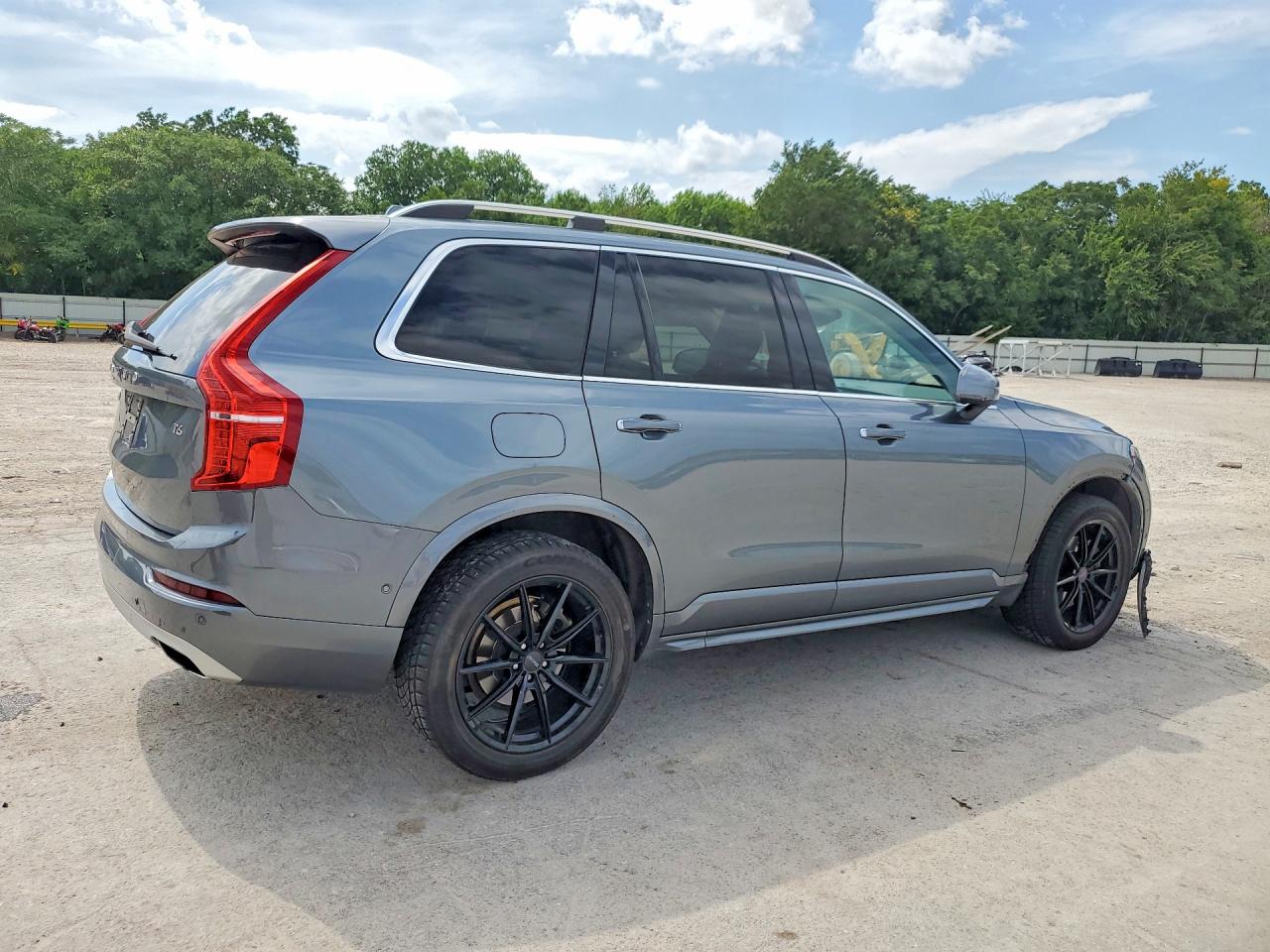 2018 VOLVO XC90 Momentum