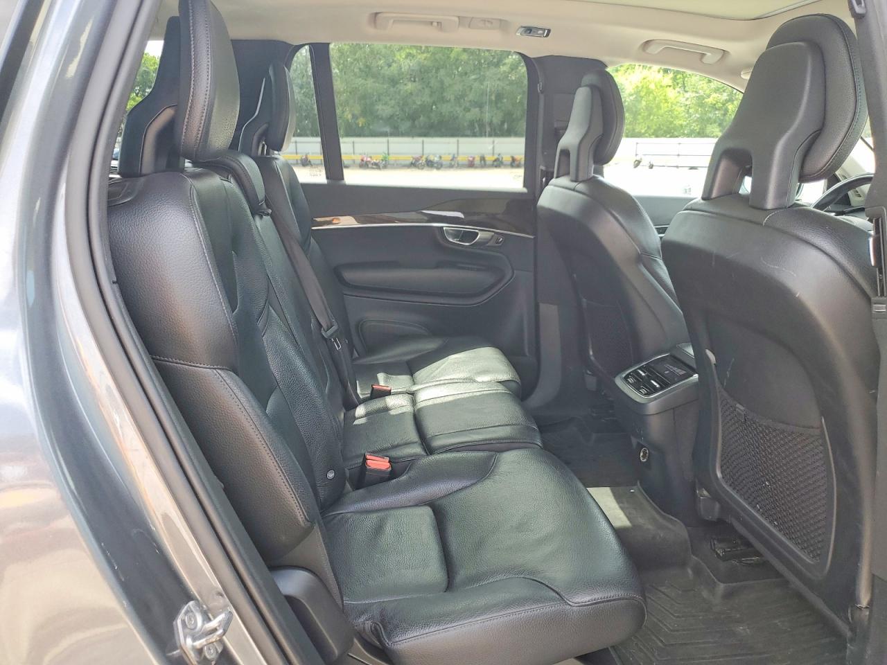 2018 VOLVO XC90 Momentum
