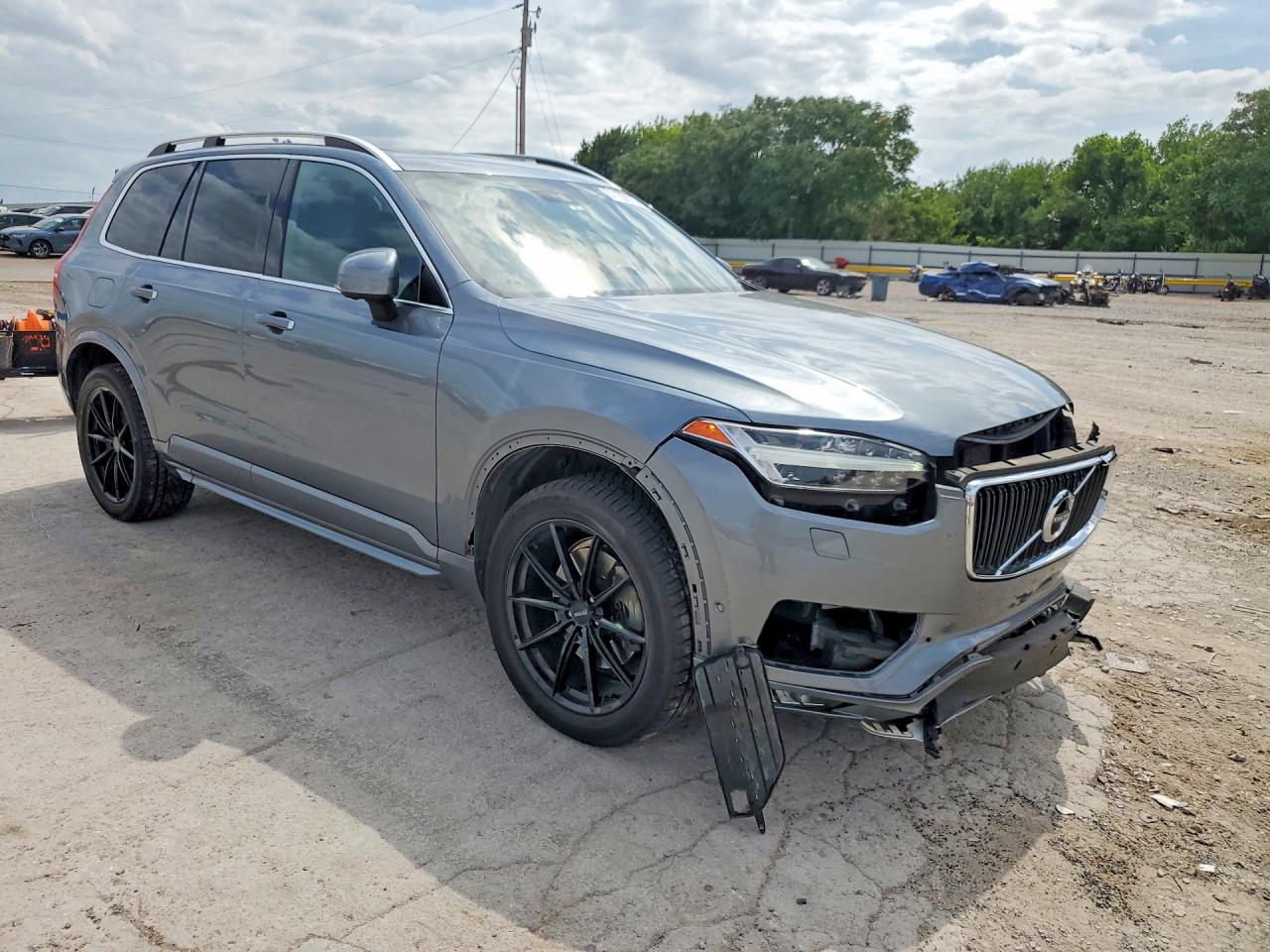 2018 VOLVO XC90 Momentum