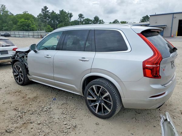 2020 VOLVO XC90 Momentum