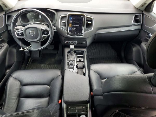 2020 VOLVO XC90 Momentum