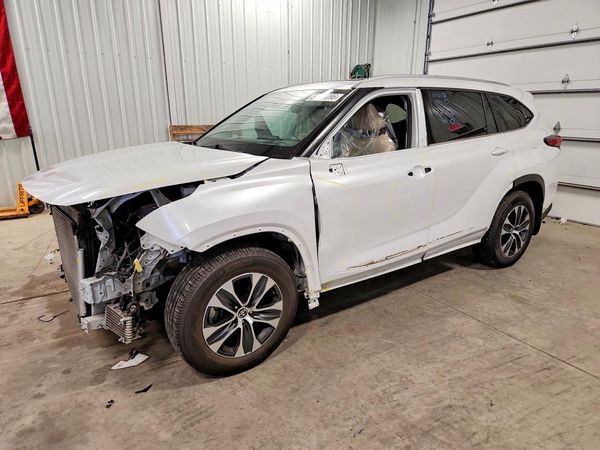 2022 TOYOTA HIGHLANDER XLE
