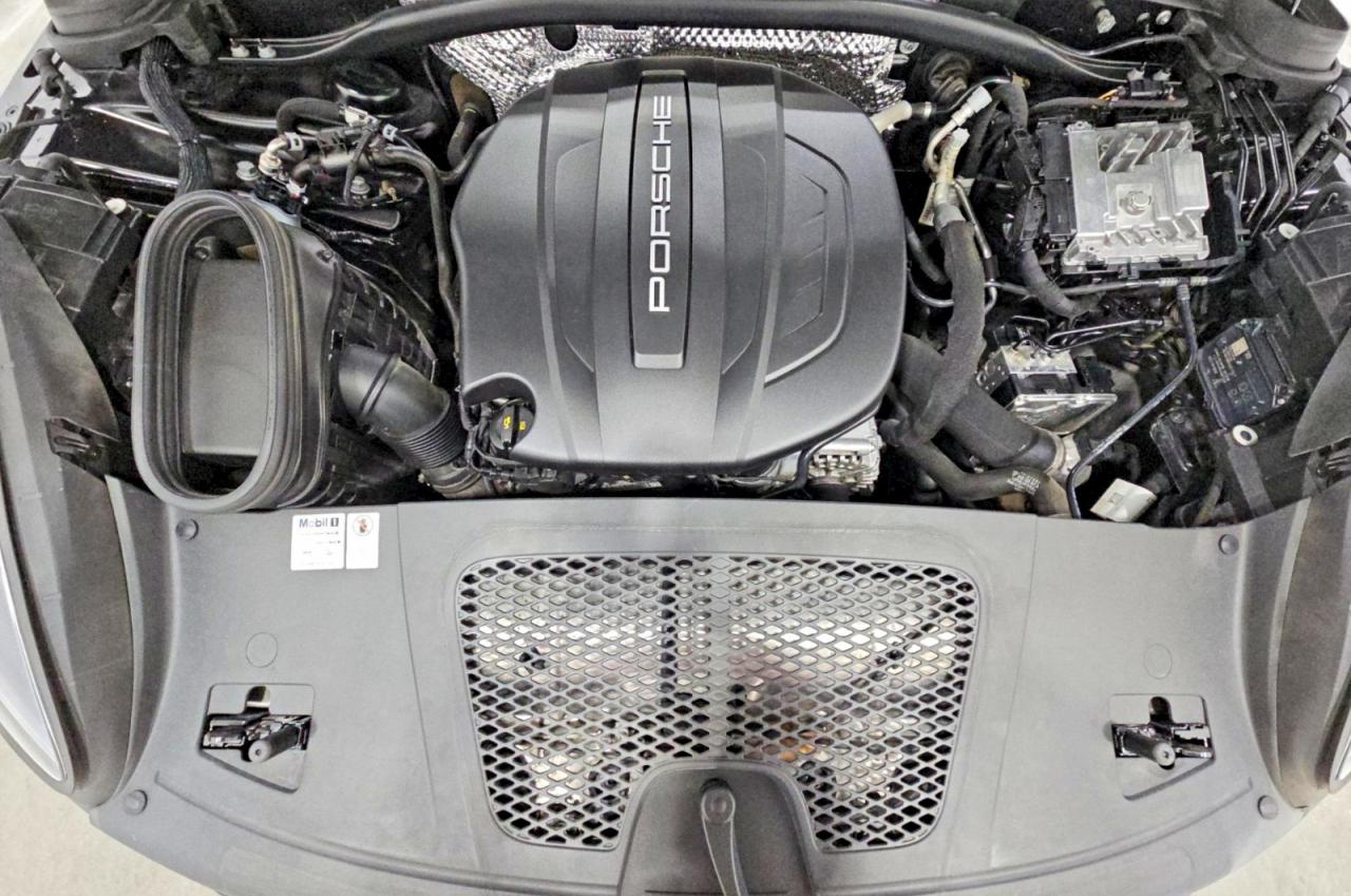 2021 PORSCHE MACAN Base