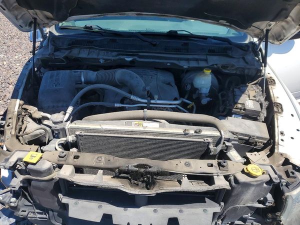 2015 RAM 1500 SLT — Engine bay