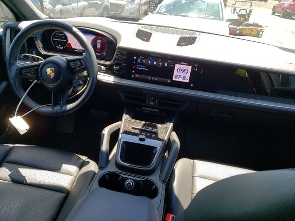 2024 PORSCHE CAYENNE
