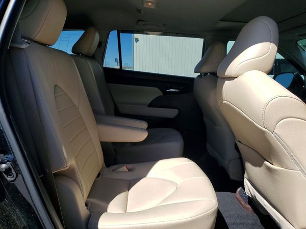 2021 TOYOTA HIGHLANDER XLE Nav