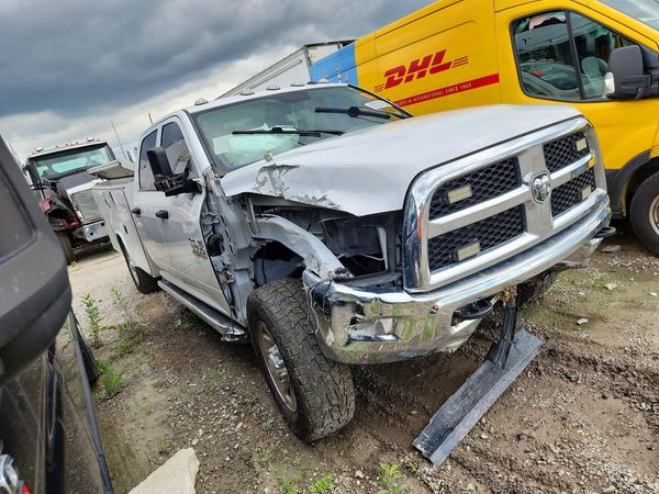 2018 RAM 3500 CREW CAB CHASSIS 4X4