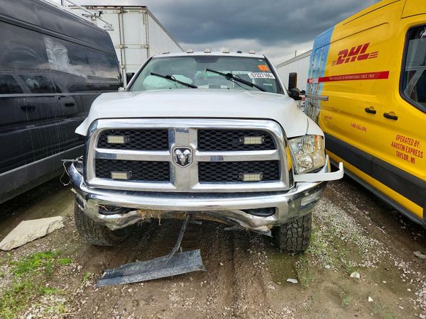 2018 RAM 3500 CREW CAB CHASSIS 4X4