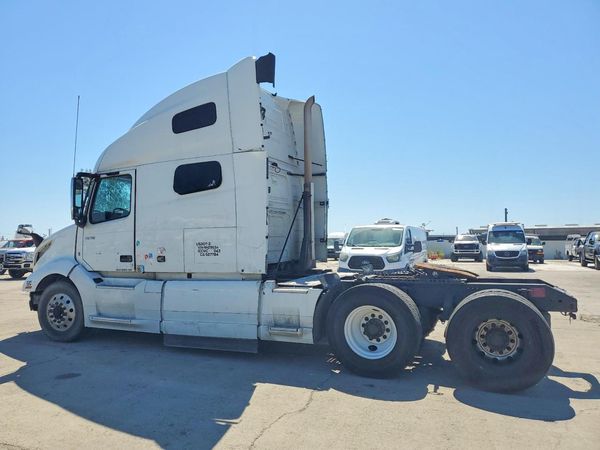 2022 VOLVO VNL