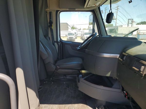 2022 VOLVO VNL