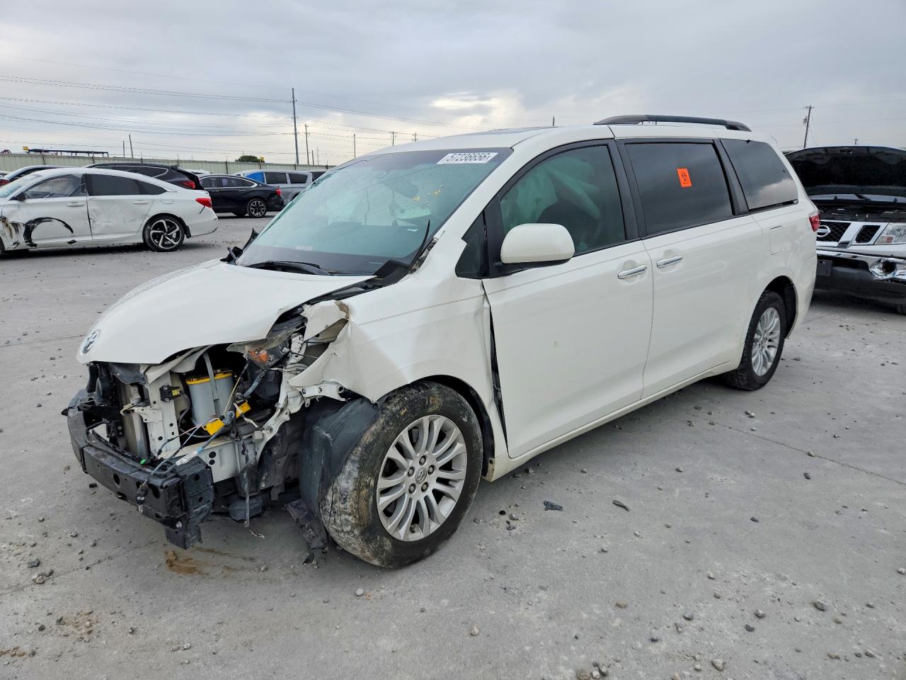 2015 TOYOTA SIENNA — Front 3/4
