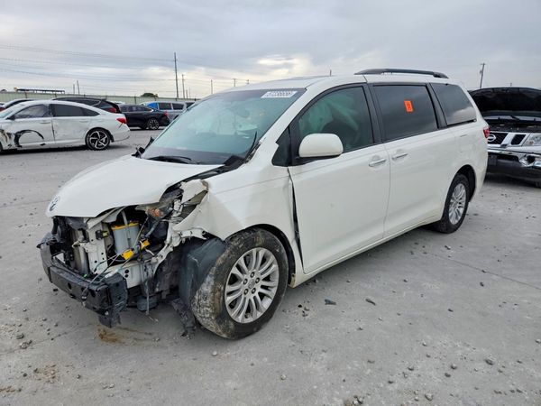 2015 TOYOTA SIENNA — DSFA — Front 3/4