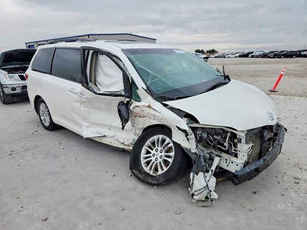 2015 TOYOTA SIENNA — Passenger 3/4