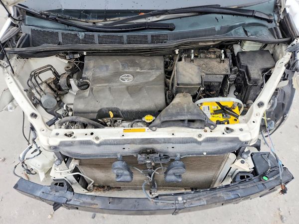 2015 TOYOTA SIENNA — Engine bay