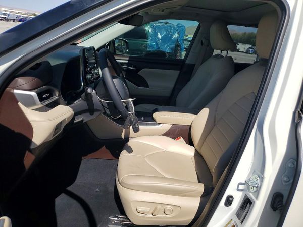 2021 TOYOTA HIGHLANDER XLE Nav