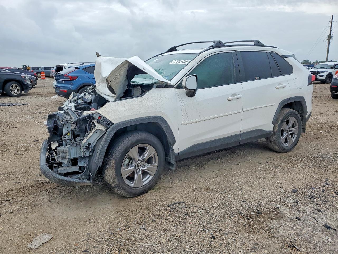 2022 TOYOTA RAV4 XLE — Front 3/4