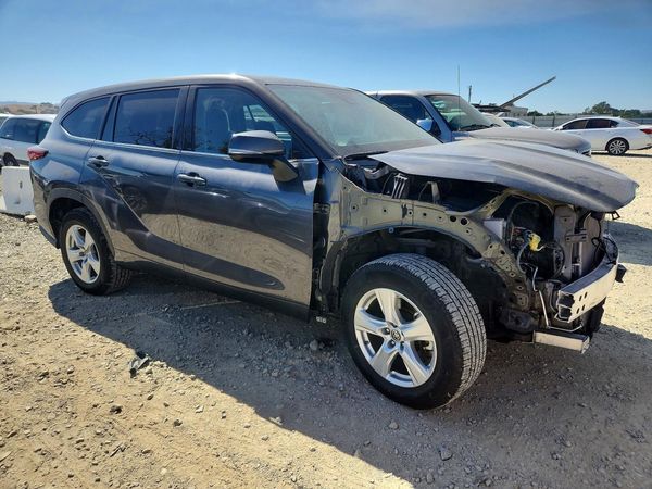 2022 TOYOTA HIGHLANDER LE