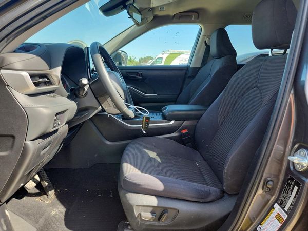 2022 TOYOTA HIGHLANDER LE