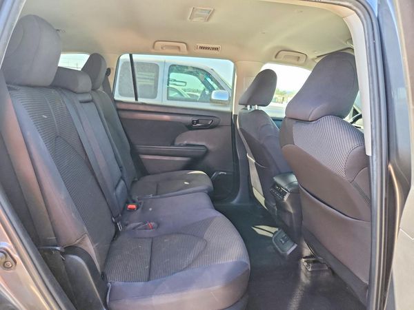 2022 TOYOTA HIGHLANDER LE