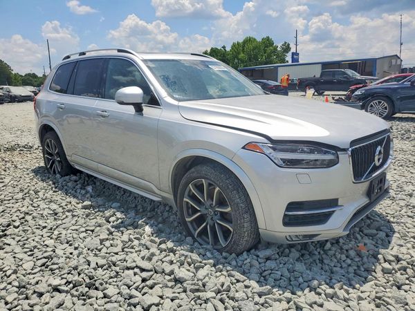 2018 VOLVO XC90 Momentum — Passenger 3/4