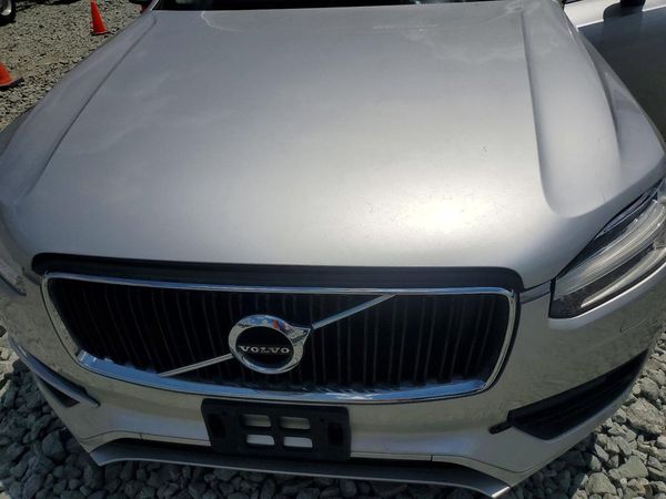 2018 VOLVO XC90 Momentum — Engine bay