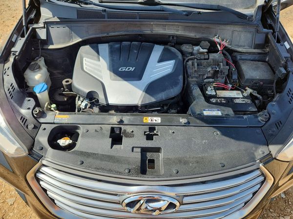 2017 HYUNDAI SANTA FE GLS — Engine bay
