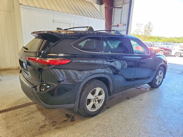 2022 TOYOTA HIGHLANDER LE