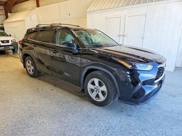 2022 TOYOTA HIGHLANDER LE
