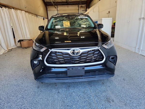 2022 TOYOTA HIGHLANDER LE