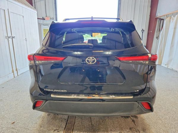 2022 TOYOTA HIGHLANDER LE