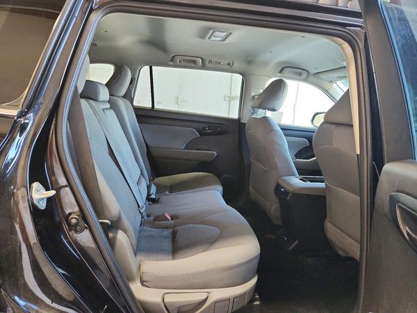 2022 TOYOTA HIGHLANDER LE